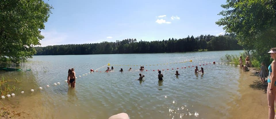 Pobliskie jezioro z piaszczystą plażą koło Ośrodka Ciche