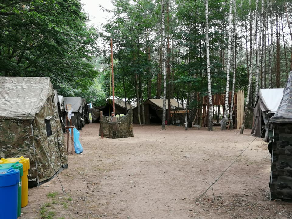Leśna polana na terenie ośrodka w Cichem
