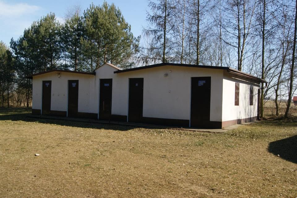 Murowany budynek sanitarny z toaletami i prysznicami w Cichem